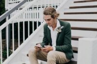15 a casual and cool groom’s outfit with a white shirt, neutral jeans, a green blazer, brown shoes and blue socks plus a boutonniere