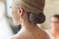 a lovely minimalist wedding hairstyle
