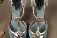 22 super refined vintage wedding shoes of blue velvet, gold touches and large embellishments for a touch of ‘something blue’