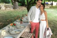 23 a relaxed outfit with a white t-shirt, a grey blazer, coral pants and grey loafers is a nice idea for a summer wedding