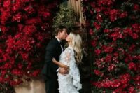 25 a jaw-dropping wedding arch of living deep red blooms growing here is a fantastic solution for a refined and lush fall wedding