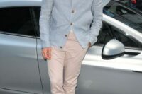 25 a relaxed summer wedding guest outfit with a white t-shirt, a blue linen shirt, tan pants and white sneakers