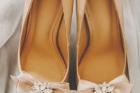 27 classic pointed toe nude wedding shoes with bows and rhinestone flowers are amazing for a glam wedding