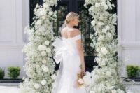 38 a lovely white wedding arch composed of baby’s breath and roses is a gorgeous and luxurious idea for a summer wedding