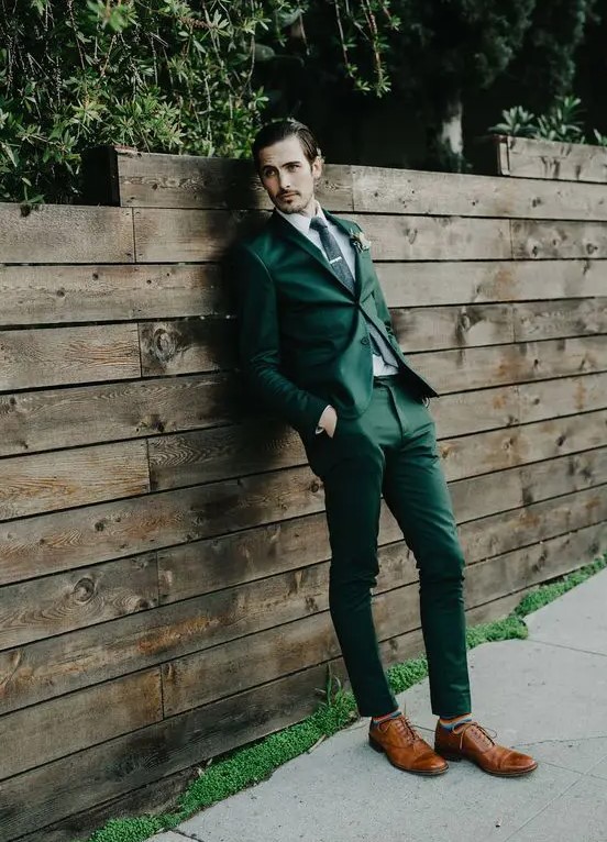 an emerald suit, a black tie and amber colored shoes guarantee a dapper look