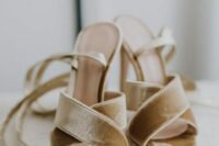 43 nude velvet criss cross wedding shoes with lacing are a cool and bold idea for a wedding