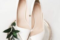 45 ultra-minimalist pointed white wedding shoes with geometric design will be a nice idea for a minimalist bride