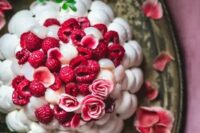 66 a meringue wedding cake topped with pink roses and fresh raspberries is a stylish idea for a summer wedding, it looks amazing