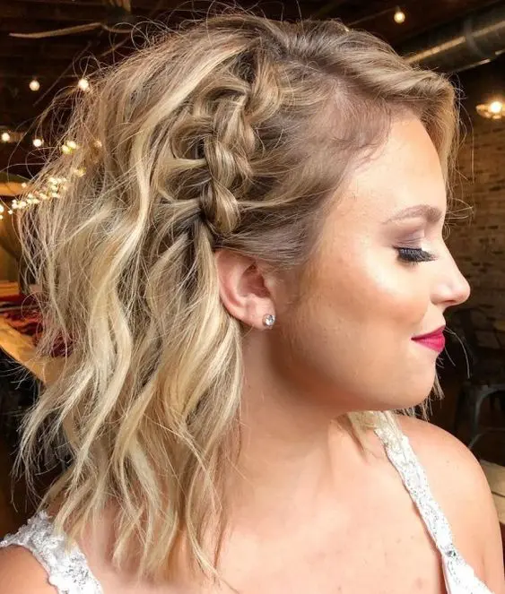 a creative blonde half updo with a large side braid and textural waves is a chic and cool idea to rock