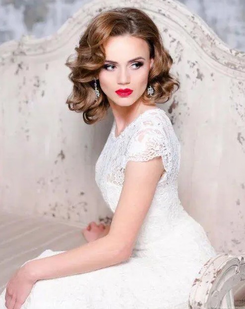 curly wedding hair looks very cute, chic and feminine, and will fit many bridal styles