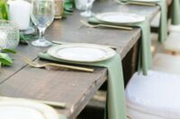 17 a bright greenery table runner and sage green napkins will make your rustic table feel very fresh
