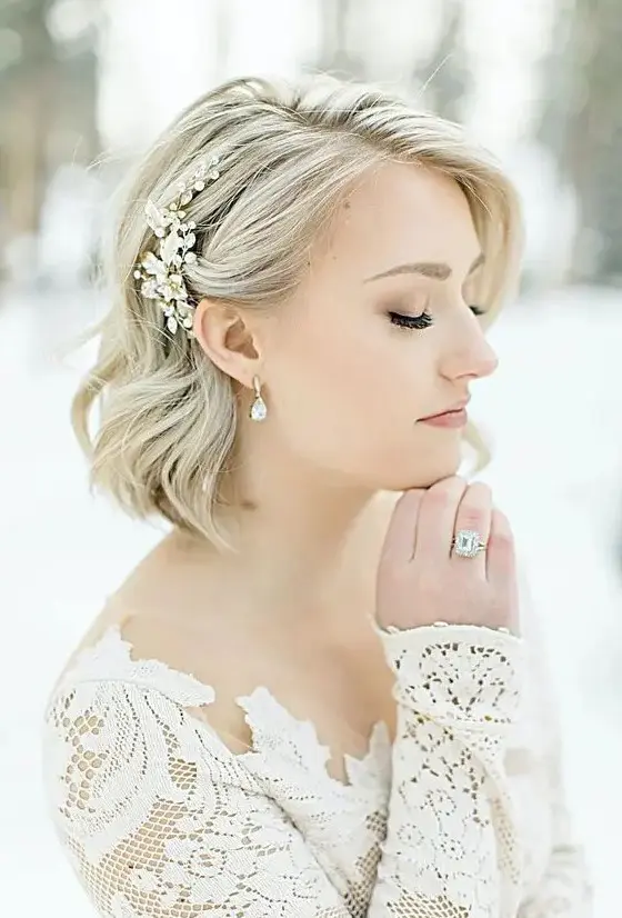 a long blonde bob with a lovely crystal hair pin is a chic and lovely idea for a vintage-inspired and romantic bridal look