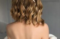 21 a lovely golden blonde wavy bob with a single pearl hair pin is a gorgeous idea for a wedding, it looks very cool