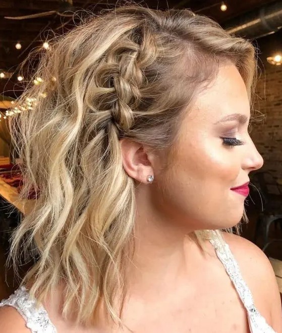 a creative blonde half updo with a large side braid and textural waves is a chic and cool idea to rock