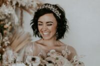28 a textured feathered black bob with a gorgeous rhinestone tiara is a fantastic look for a wedding, it’s amazing