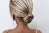 a lovely hairstyle for a minimalist bride