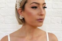 37 a cold blonde bob with a darker root and a large pearl headband plus matching earrings is a gorgeous idea for a wedding