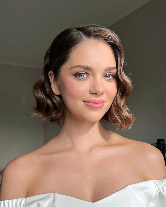 a lovely brown wavy bob with side parting is a very elegant and chic hairstyle to go for, it looks very beautiful and timeless