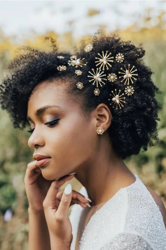 short naturally curly hair with beautiful gold and pearl hair pins and matching earrings for a chic look