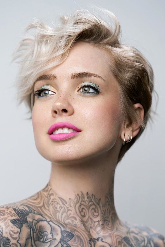 a catchy cold blonde wavy pixie haircut with dimension and side parting is a chic and lovely idea for a wedding