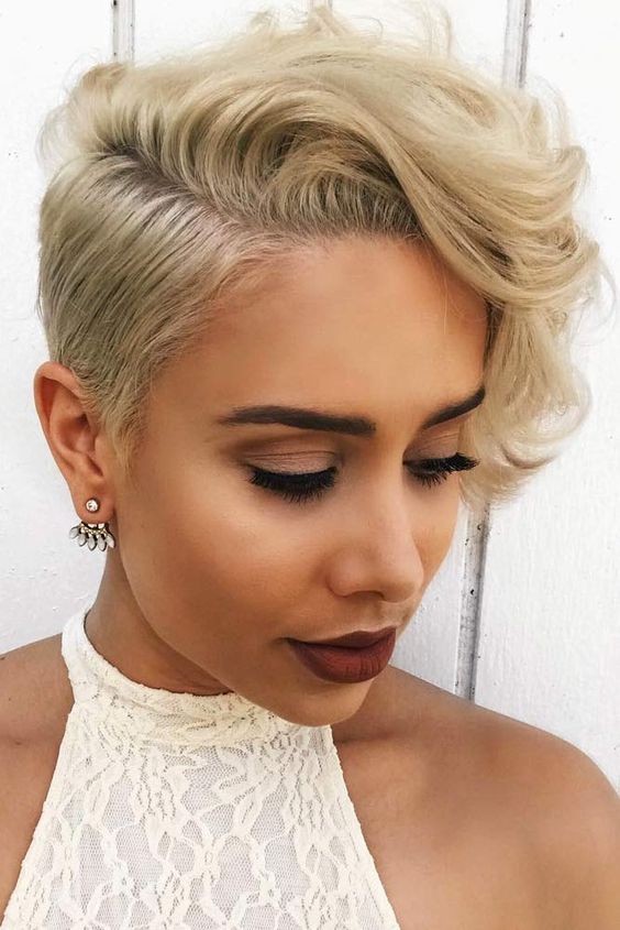 a creamy blonde long wavy pixie with side parting is a bold and catchy idea, and such styling is very eye-catching