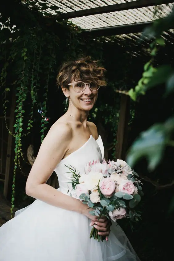 a long brown pixie with caramel balayage and waves is a cool and stylish idea for a wedding, it looks eye-catching