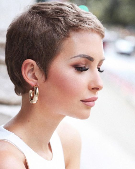 a mousy brown pixie haircut with wavy hair requires no other styling or details, it looks great itself
