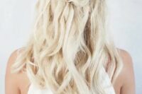 a twisted half-up braid with beach waves is a chic idea for medium-length hair and if you don’t need anything formal
