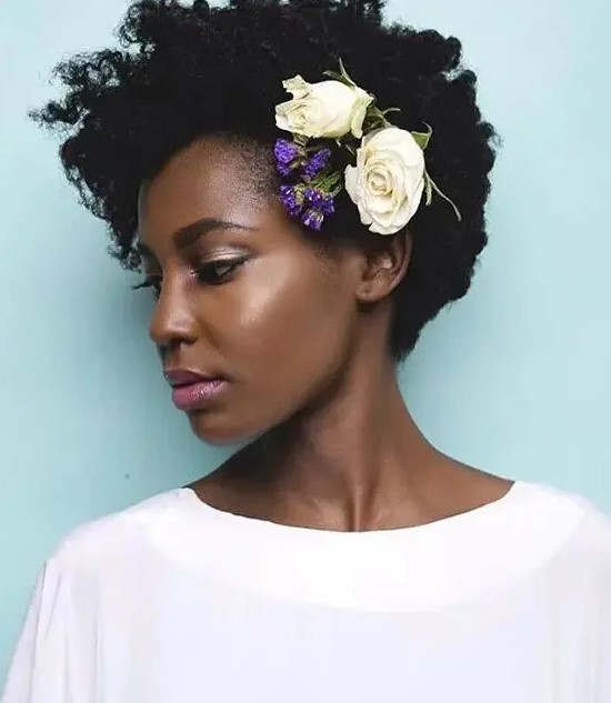 naturally curly short hairstyle highlighted with fesh purple and white blooms on one side
