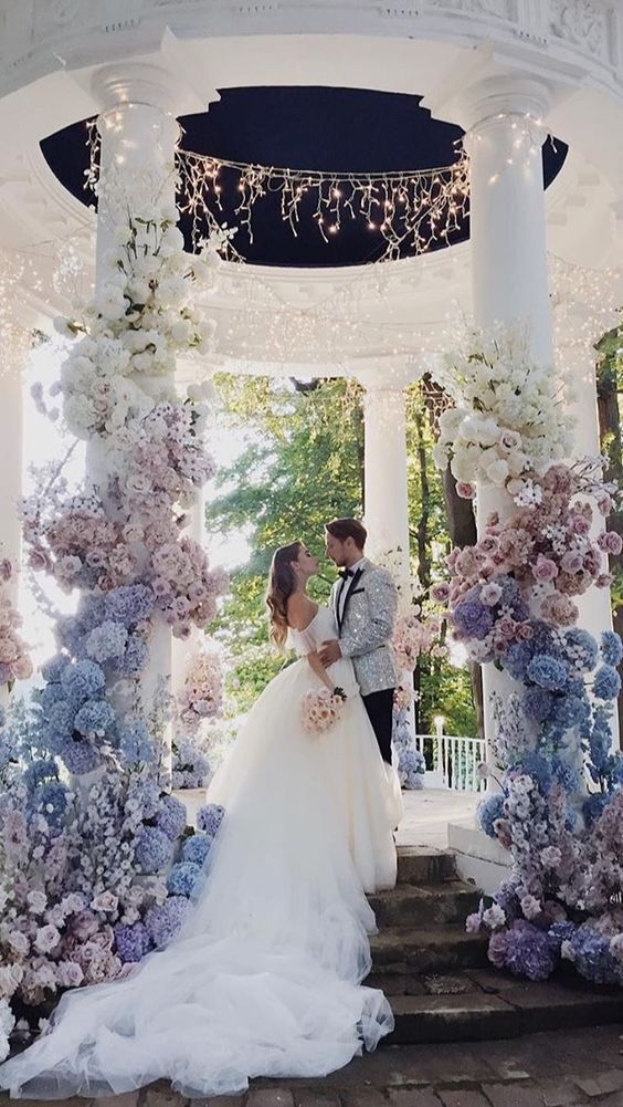 a wedding rotonda done with lots of blooms with an ombre effect, with white, blush, pink, lilac and blue roses and hydrangeas