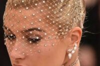 04 a birdcage veil with crystals is a bold and catchy solution to rock at a wedding, it will add drama to your look