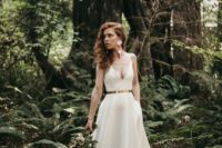 04 a gorgeous plain A-line wedding dress with a deep neckline, a shiny metallic belt and a pleated skirt with a long trian plus floral earrings