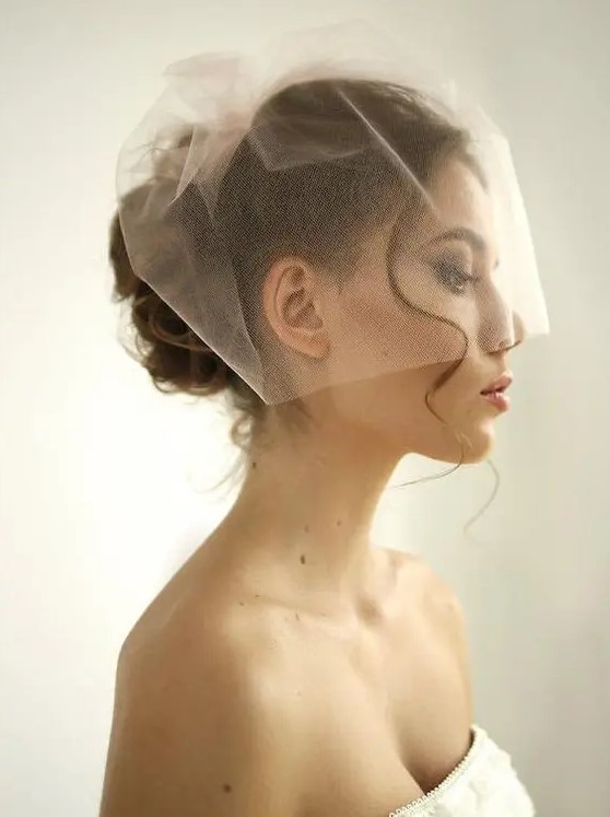 a blush mini veil with pleating is a lovely and chic idea for a modern and romantic bridal look