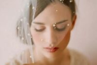 11 a mini veil with pearls is a lovely and chic idea for a modern and very romantic bride