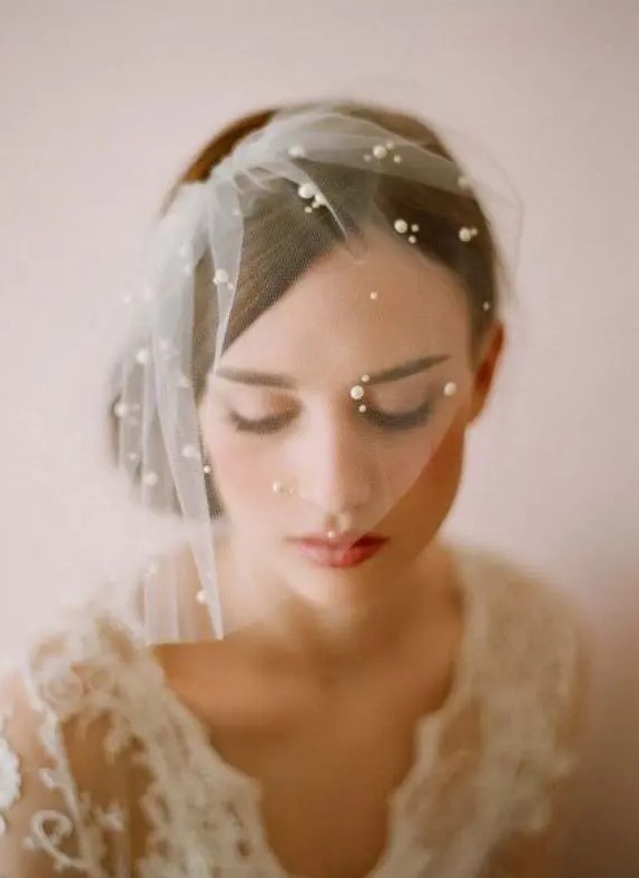 a mini veil with pearls is a lovely and chic idea for a modern and very romantic bride