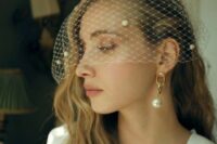 12 a modern take on a birdcage veil with baroque pearls and a matching pearl earring create a fantastic and fashionable look