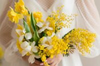 22 a spring wedding bouquet of mimosa, white and yellow daffodils is a cool and bright idea for spring