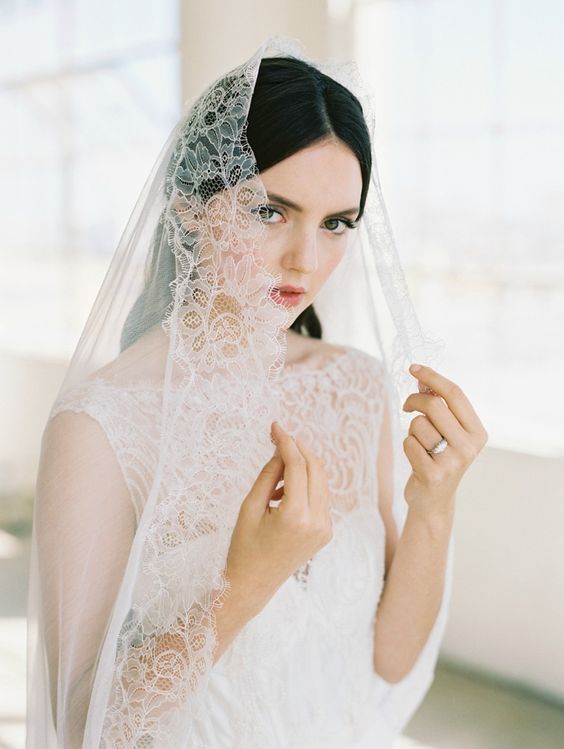 a refined and chic wedding veil with a wide lace brim is a beautiful idea for a modern yet classic bride