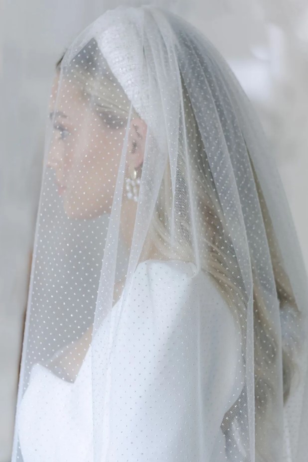 a dot veil like this one will add a refined retro touch to your outfit and will make it stand out a lot