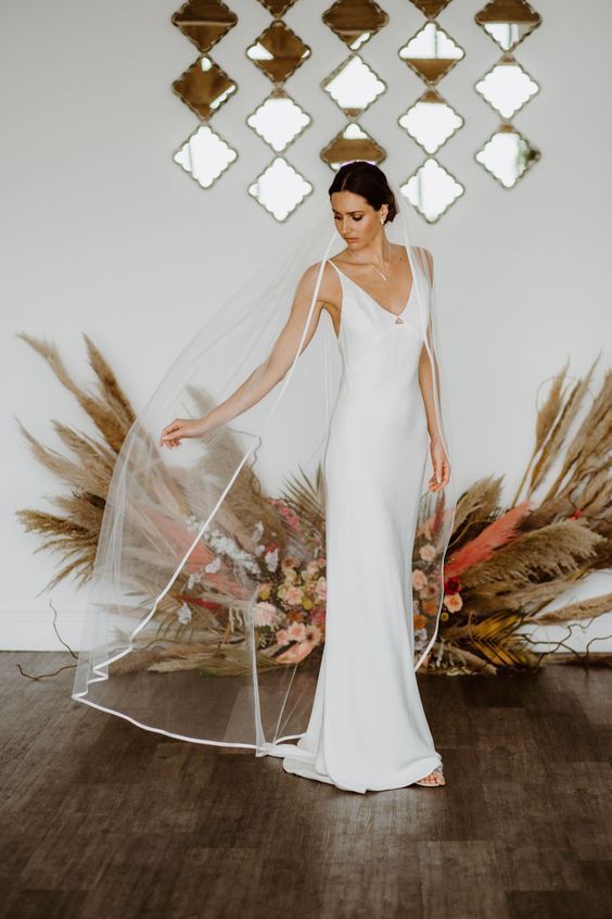 a stylish minimalist bridal veil with just a white edge is a cool addition to the minimalist wedding dress