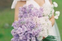 a cool sweet peas wedding bouquet of white and lilac blooms will be a nice idea for a tender spring or color-filled summer wedding