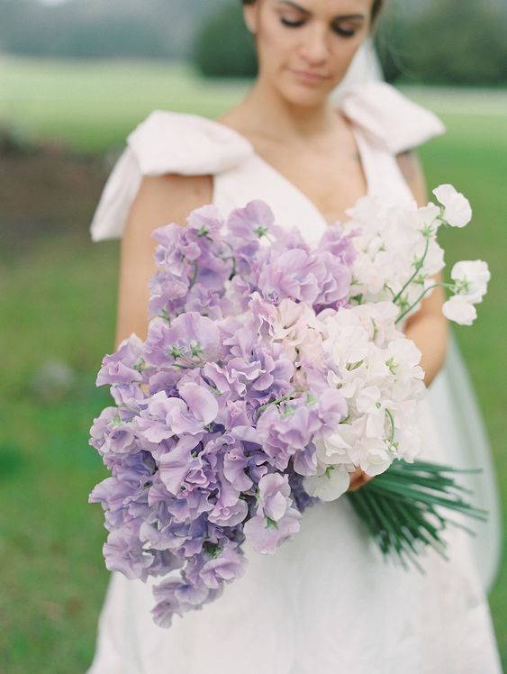 a cool sweet peas wedding bouquet of white and lilac blooms will be a nice idea for a tender spring or color-filled summer wedding