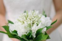 a tiny wedding bouquet of white sweet peas and lily of the valley is dreamy, chic and refined, ideal for spring