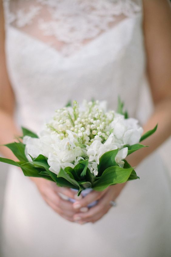 a tiny wedding bouquet of white sweet peas and lily of the valley is dreamy, chic and refined, ideal for spring