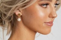 cool modern bridal earrings with gold coins and large pearls are amazing for a modern glam bridal look