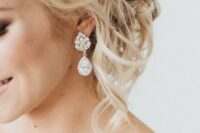 statement earrings of two crystal drops are amazing for a bride who wants some vintage chic