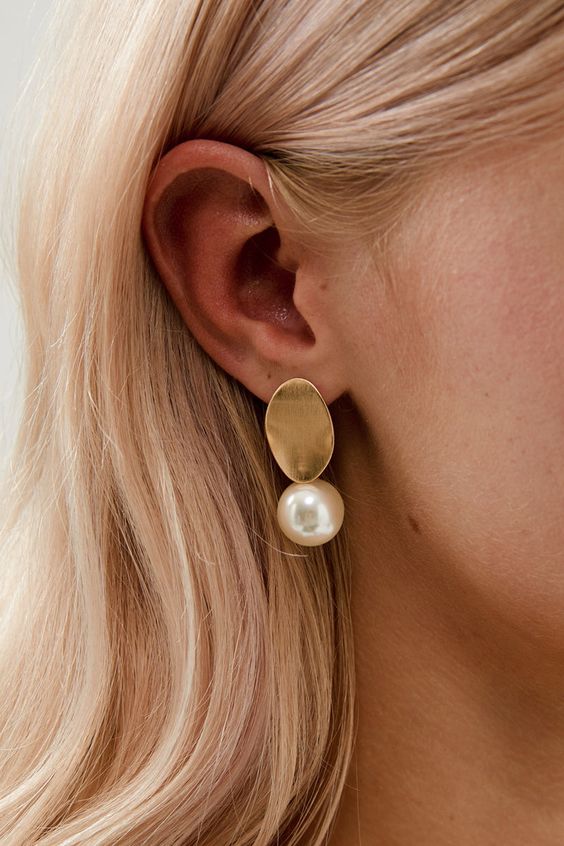 statement pearl earrings of a gold plate and a pearl are amazing for modern, boho and minimalist brides