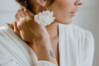very beautiful and chic gold hoop earrings with white flowers are a fab solution for a modern and very feminine bridal look