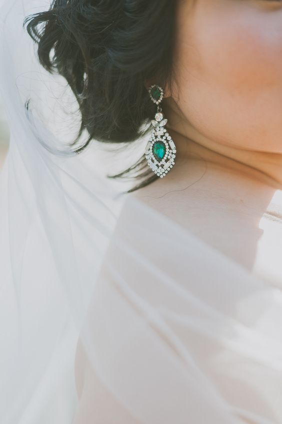 vintage emerald earrings of a beautiful and chic design will add a bit of color to your look and make a statement