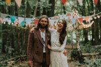 04 a boho groom’s look with a brown pantsuit, a white shirt, black shoes and sunglasses is cool
